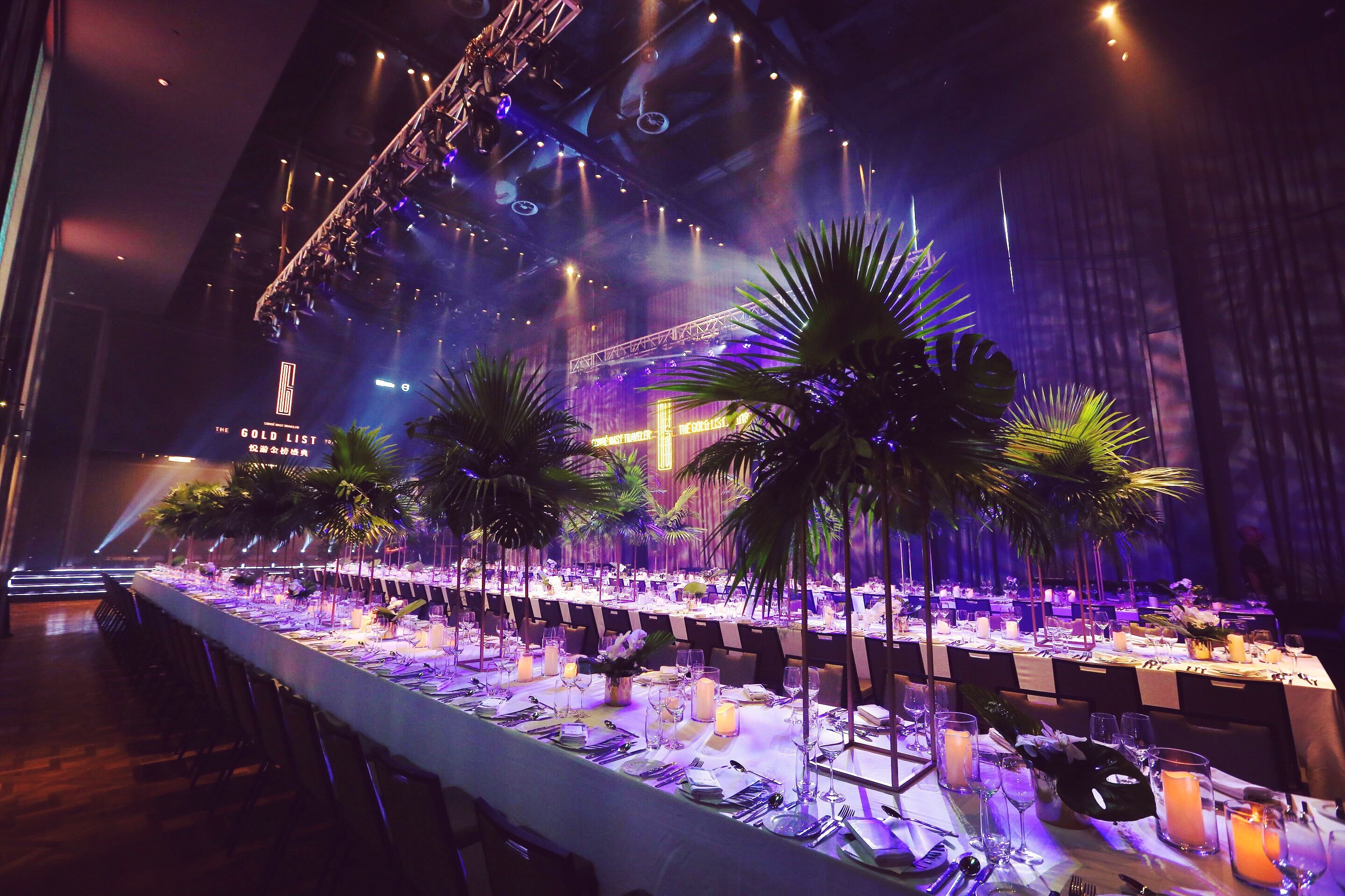 2018悅游金榜盛典現(xiàn)場(chǎng)餐桌花藝布置營造都市叢林