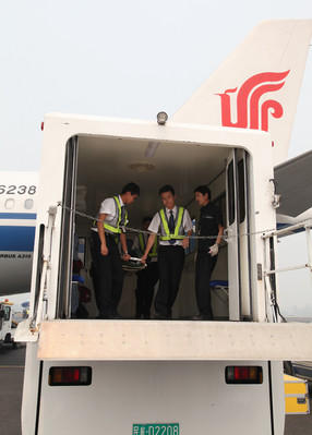 國航執行邦達-成都急救運輸搶運重傷“驢友”