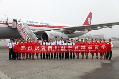川航今日開(kāi)通成都-沈陽(yáng)-溫哥華航線，圖為首航機(jī)組合影，川航空姐身著新款紅色旗袍制服驚艷亮相，向加溫哥華展示“中國(guó)元素 四川味道”。