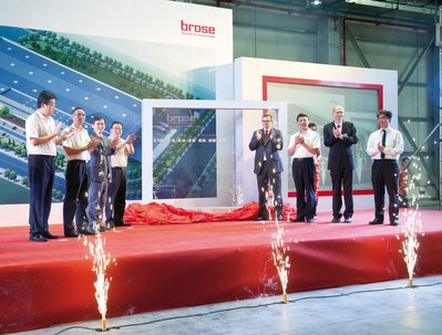 博澤重慶工廠開業(yè)典禮（從左到右）：高軍（長(zhǎng)安福特馬自達(dá)副總裁）；賀國(guó)平（長(zhǎng)安集團(tuán)采購(gòu)部副部長(zhǎng)）；唐念秋（博澤中國(guó)區(qū)總裁）；何勇（重慶沙坪壩區(qū)區(qū)委常委、常委副區(qū)長(zhǎng)）；施博格（博澤亞太區(qū)總裁）；付長(zhǎng)生（重慶沙坪壩區(qū)副區(qū)長(zhǎng)）； Wolfgang Beuck (重慶博澤工廠總經(jīng)理）；傅鵬九（沃爾沃成都工廠副總經(jīng)理）。