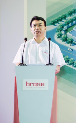 付長(zhǎng)生（重慶沙坪壩區(qū)副區(qū)長(zhǎng)）在重慶博澤工廠開業(yè)典禮上致詞。 