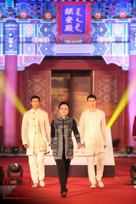 依文集團(tuán)董事長引領(lǐng)時(shí)尚模特集體亮相，為愛心時(shí)尚秀華彩謝幕