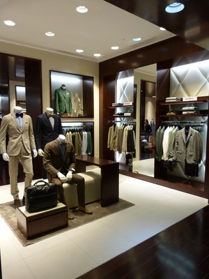 TOMBOLINI秉承意大利服飾優(yōu)雅、簡潔的理念，凸顯莊重、典雅的個(gè)性品位，以華麗時(shí)尚的面料、卓爾不凡的設(shè)計(jì)、精雕細(xì)琢的工藝，備受歐洲上流人士的青睞和推崇