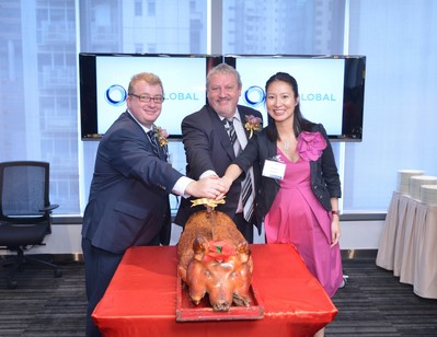 左起:全球銷售總監(jiān)Gerard Delaney、行政總裁Peter Sewell及亞太區(qū)資深副總裁韓祖恩主持切燒豬儀式。