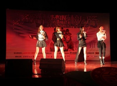 圖一：“Lotte Girls”在上海金融學院現場演唱