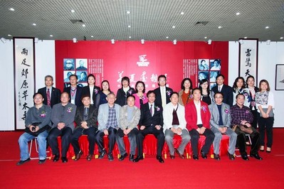 現場畫家與主辦方合影留念