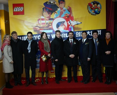 圖一：丹麥王國腓特烈王子（中）、瑪麗王妃（左四）、丹麥大臣Manu Sareen先生（左三）、丹麥駐華大使裴德盛先生（左二）、教育部國際合作與交流司處長楊曉春（右三）與樂高中國區(qū)總經(jīng)理姚思鵬（右四）共同開啟比賽。