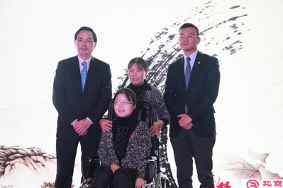 北京銀行副行長許寧躍先生、海航悅逸度假俱樂部董事長趙暉先生與殘疾畫家汪玉婷合影