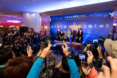 香港紅星古天樂、袁詠儀及朱茵于星期一在金沙城中心出席澳門喜來登酒店宏地樓竣工典禮后，為金沙城中心的“星光大道”進行打手印及簽名儀式。從左至右：澳門喜來登金沙城中心酒店董事總經(jīng)理若瑟夫-道普先生、朱茵、澳門特別行政區(qū)政府旅游局局長文綺華女士、古天樂、金沙中國有限公司總裁兼行政總裁愛德華-卓思先生、金沙中國有限公司行政副總裁兼營運總裁大衛(wèi)-西斯克先生、袁詠儀