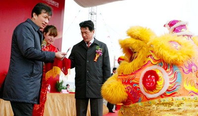 寶龍集團董事局主席許健康與奉賢區長莊少勤共同為醒獅點睛