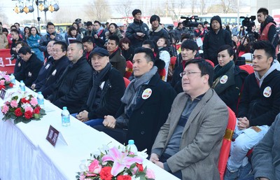 出席活動(dòng)領(lǐng)導(dǎo)和嘉賓：（從遠(yuǎn)至近）北京市海淀區(qū)獻(xiàn)血辦公室主任趙宇、春晚童星鄧?guó)Q賀的爺爺鄧慶華、北京市血液中心黨委書記張建利、北京市衛(wèi)生局副巡視員趙濤、風(fēng)行網(wǎng)副總裁佘清舟、觸動(dòng)傳媒創(chuàng)始人馮暉中、觸動(dòng)傳媒榮譽(yù)主席呂良偉、中國(guó)國(guó)際公關(guān)協(xié)會(huì)常務(wù)副會(huì)長(zhǎng)兼秘書長(zhǎng)趙大力