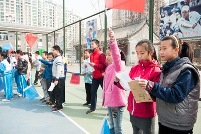 同學(xué)們參加“我能我行”泡泡少兒營地項(xiàng)目的招牌游戲“摩爾斯電碼”游戲