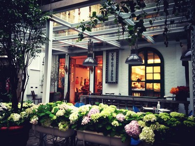 街邊分布著各種特質(zhì)鮮明的書店、酒吧、手工店、設(shè)計(jì)品店，小小的店面經(jīng)營(yíng)得極度用心和精致。