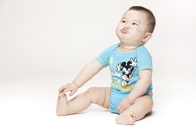 獨(dú)有的可調(diào)節(jié)雙排扣設(shè)計，迪士尼寶寶哈衣和寶寶一起成長