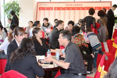 簽約區的熱鬧景象