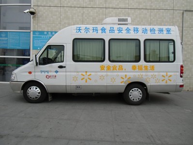 沃爾瑪食品安全移動檢測車目前覆蓋廣州、深圳、東莞的33間門店，并即將把服務(wù)范圍擴(kuò)大到廣東全省的70多間門店。