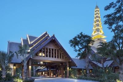 全新西雙版納避寒皇冠假日度假酒店，置身傣家王族風范客房、熱帶雨林式花園，盡情發揮你的想象，邂逅這迷人自然！