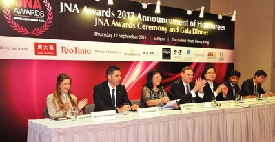 （左起）Gubelin集團Helen Molesworth；以色列鑽石行業(yè)協(xié)會市場總監(jiān)Nissim Palomo；《亞洲珠寶》英文版JNA創(chuàng)刊人暨亞洲博聞珠寶業(yè)務(wù)拓展總監(jiān)周美麗；亞洲博聞高級副總裁狄沃夫；周大福珠寶集團有限公司執(zhí)行董事孫志強；KARP Jewellery董事Smit Virani及羅伯特溫集團Richard Wan。