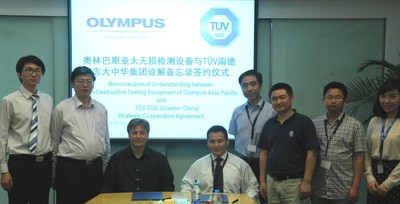 TUV SUD大中華區、中區 業務拓展與市場總監陳辰先生（左4）與奧林巴斯有限公司亞太無損檢測設備業務部（無損檢測設備業務拓展經理）Olivier Dupuis 先生（左3）簽約