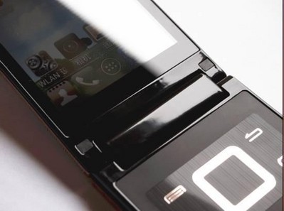 機身轉軸角度為170度，在通話時能很好的貼住面部。