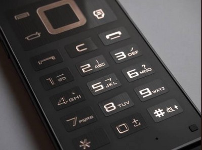 寬大的實體按鍵能提供良好的操作體驗。