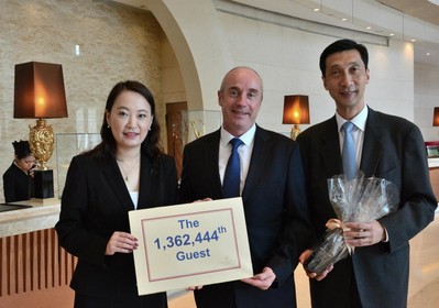 港島海逸君綽酒店在慶祝開業(yè)四周年活動(dòng)期間，總經(jīng)理鄒祖耀和營業(yè)及市場總監(jiān)周濤為第1,362,444位客人頒發(fā)紀(jì)念品。