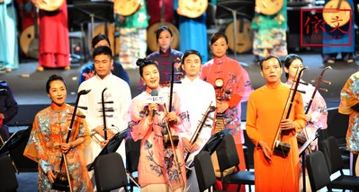 設(shè)計(jì)師與音樂家的強(qiáng)強(qiáng)聯(lián)合，整場服裝的色彩、款式、剪裁結(jié)構(gòu)和面料都貫穿古今，彰顯著每一位音樂家的獨(dú)特氣質(zhì)。