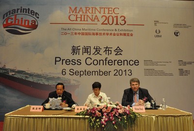 中國國際海事會展的第一次新聞發佈會
由左至右：張聖坤教授，袁嘉蓉女士及麥高德先生
