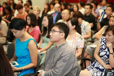 媒體和社區合作伙伴認真聆聽校長發言