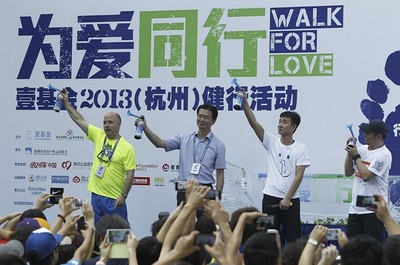 可口可樂大中華及韓國區董事長魯大衛（左一）、壹基金創始人李連杰（右一）、明星志愿者文章及相關領導為“為愛同行”隊伍鳴響出發槍聲