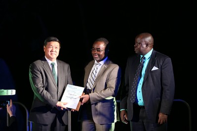 王文彪從聯合國防治荒漠化公約組織執行秘書長呂克&middot;尼亞卡賈手中接過獎牌