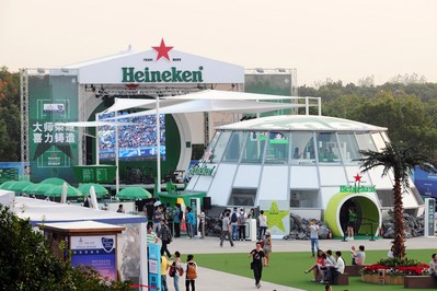 賽場邊的喜力啤酒花園吸引了眾多球迷參與互動游戲，駐足小憩觀看現(xiàn)場樂隊演出。