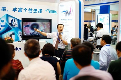 北京同仁醫(yī)院盧海教授在現場介紹MERLIN&reg;接觸眼科手術觀察系統(tǒng)