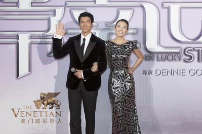 影視紅星章子怡（右）與王力宏（左）于9月12日在威尼斯人劇場舉行的“非常幸運(yùn)”首映禮上一同踏上紅地毯。
