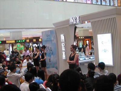 珍愛網攜手潮宏基克拉女人活動現場，氣質美女媲美克拉美鉆