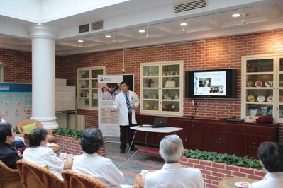 北京美中宜和王磊院長正在為準媽媽們介紹母乳喂養的好處