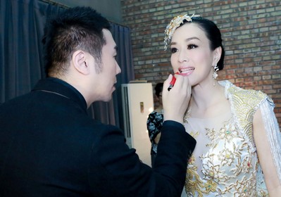 以自然堂親蜜亮彩唇膏筆蜜桃柔粉色打底，用蔓莓靚紅色疊加，唐毅為鐘麗緹打造女神唇妝