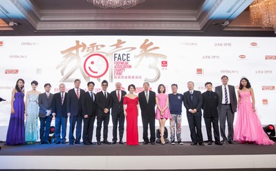 左起2012環球小姐、威華鞋業總經理梁賀程、BBC國際執行總經理Lawrence Yang、紅森公司董事長林智榮、達芙妮國際控股有限公司主席陳英杰、鞋柜“天使的足跡”公益形象代言人任賢齊、FACE主席Jim Issler、“中國美基金”代表靳羽西、“新華愛心教育基金會”理事長張君達、“國立愛心基金”代表種丹妮、“愛的痕跡教育計劃”創辦人姜育恒、“中國殘疾人福利基金會”副理事長邢建緒先生、“音樂之帆”創辦人柴亮、中國行動計劃代表Mr. Andrew