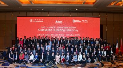 法國馬賽KEDGE商學(xué)院開學(xué)典禮合影