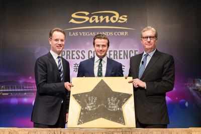 金沙中國有限公司及濱海灣金沙的管理層與全球風(fēng)雲(yún)人物<br />大衛(wèi).碧咸一同出席星期五於澳門威尼斯人舉行的新聞發(fā)佈會。<br />拉斯維加斯金沙集團(tuán)與 Beckham Ventures 於該新聞發(fā)佈會上<br />宣佈成為亞洲合作伙伴。 <br />左至右：新加坡濱海灣金沙總裁兼首席執(zhí)行官喬志.騰、<br />大衛(wèi).碧咸、金沙中國有限公司總裁兼行政總裁愛德華.卓思 