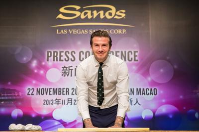 全球風(fēng)云人物大衛(wèi).貝克漢姆于星期五在澳門威尼斯人舉行的新聞發(fā)布會上留下手印。