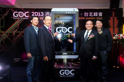 (由左至右)游戲產(chǎn)業(yè)振興會(huì)張厥猷會(huì)長(zhǎng)、國(guó)際貿(mào)易局王振福主任秘書、外貿(mào)協(xié)會(huì)黃文榮秘書長(zhǎng)、樂(lè)升科技 許金龍董事長(zhǎng)預(yù)祝“2013游戲開發(fā)者大會(huì)臺(tái)北峰會(huì)”圓滿順利