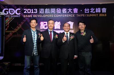 (由左至右)游戲產(chǎn)業(yè)振興會(huì)張厥猷會(huì)長(zhǎng)、國(guó)際貿(mào)易局王振福主任秘書(shū)、對(duì)外貿(mào)易發(fā)展協(xié)會(huì)黃文榮秘書(shū)長(zhǎng)、樂(lè)升科技許金龍董事長(zhǎng)共同啟動(dòng)“2013游戲開(kāi)發(fā)者大會(huì)臺(tái)北峰會(huì)”展前記者會(huì)