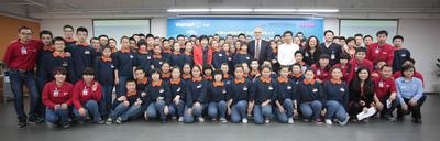 中國青少年發(fā)展基金會秘書長涂猛先生，百年職校發(fā)起人和理事長姚莉女士，沃爾瑪中國公司事務(wù)高級副總裁博睿等嘉賓在“沃爾瑪零售人才職業(yè)培訓課程” 開課典禮上與師生代表一起合影。