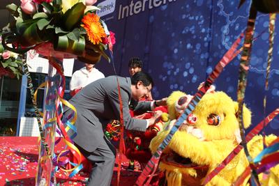 Intertek天祥集團中國區首席運營官潘家瑞先生為慶典雄獅點睛