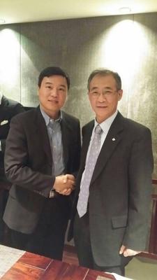 晶茂（中國(guó)）電影傳媒CEO兼搜狐暢游副總裁，暢游軟件事業(yè)部GM：劉潔（左）希杰希界維（上海）首席代表兼中國(guó)區(qū)總裁：韓廣熙（右）